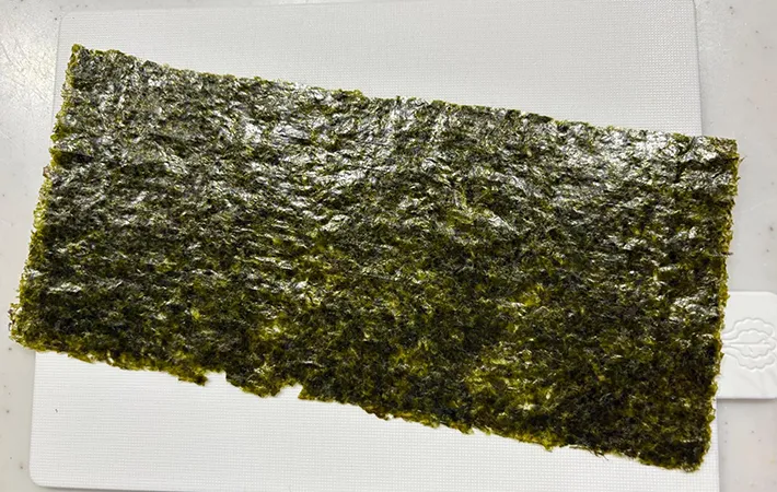 海苔を半分に切った写真（撮影：エニママ）