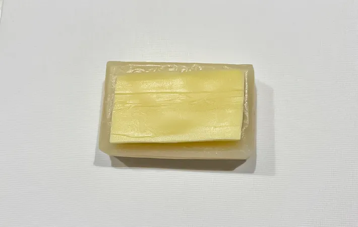 餅の上にチーズをのせた写真（撮影：エニママ）