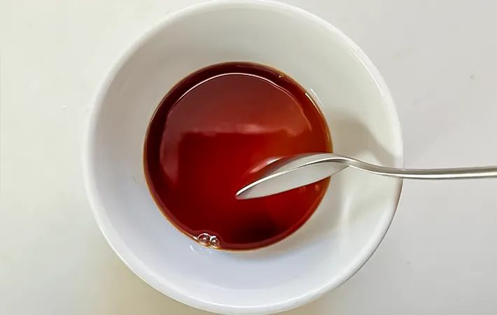 醤油と砂糖を混ぜる写真（撮影：エニママ）