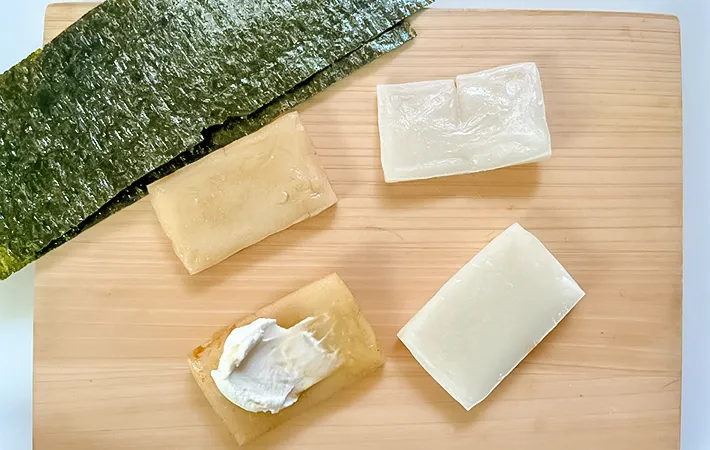 餅にタレを絡めて、クリームチーズを挟む写真（撮影：エニママ）