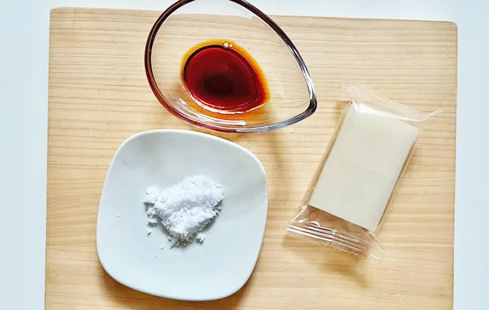 『レンジでおかき』の材料写真（撮影：エニママ）