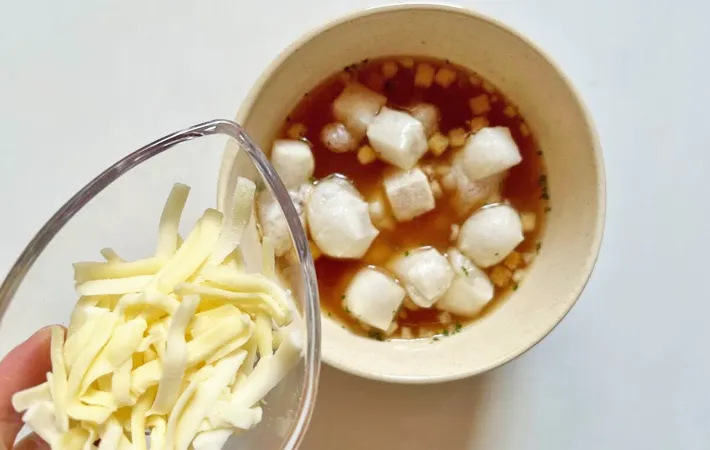 『もち de オニオングラタン風』を作る写真（撮影：エニママ）