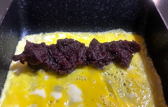 玉子焼きの焼き始めの写真（撮影：エニママ）