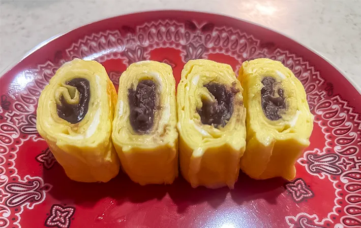 『あんこ入り玉子焼き』をカットした写真（撮影：エニママ）