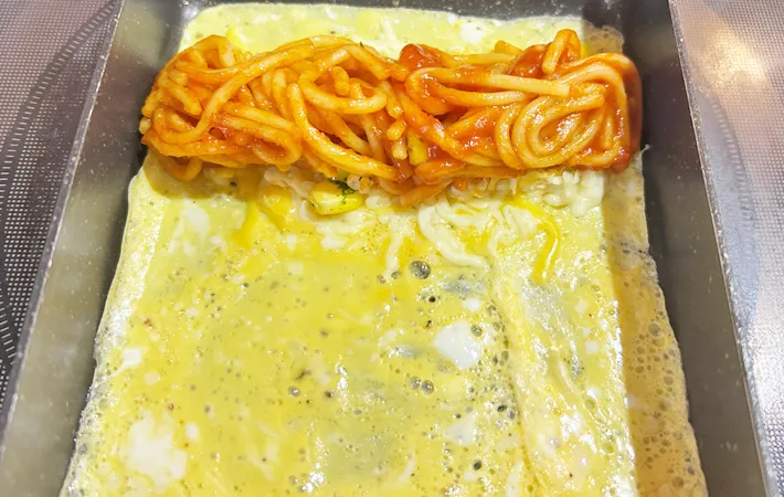 『ナポリタン入り玉子焼き』を作る写真（撮影：エニママ）