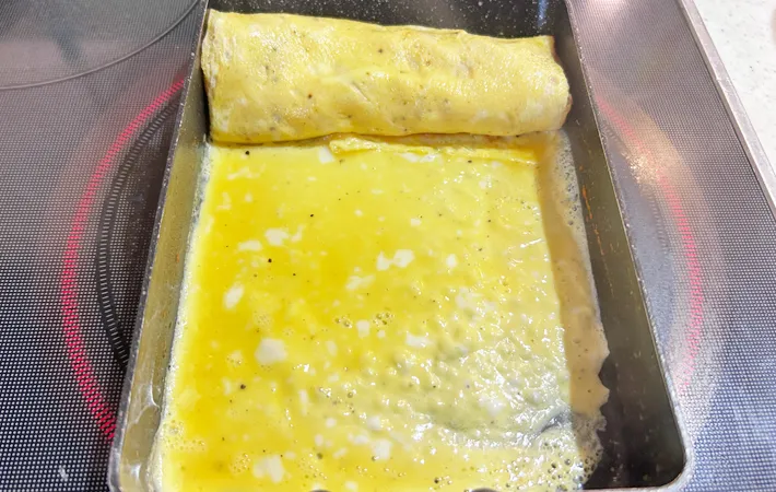 『ナポリタン入り玉子焼き』を作る写真（撮影：エニママ）