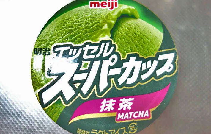 『明治 エッセル スーパーカップ 抹茶』の写真（撮影：エニママ）