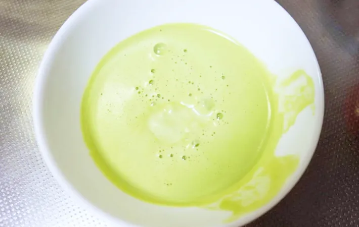 『抹茶バウムクーヘン門松』を作る写真（撮影：エニママ）