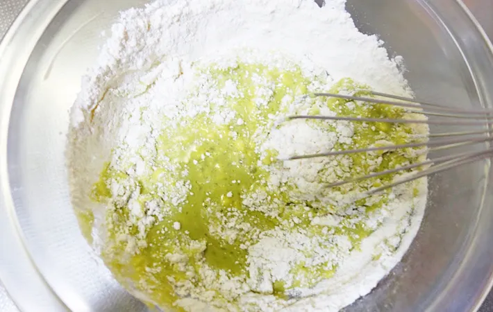 『抹茶バウムクーヘン門松』を作る写真（撮影：エニママ）