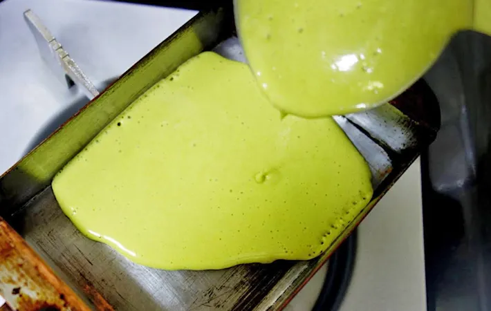 『抹茶バウムクーヘン門松』を作る写真（撮影：エニママ）