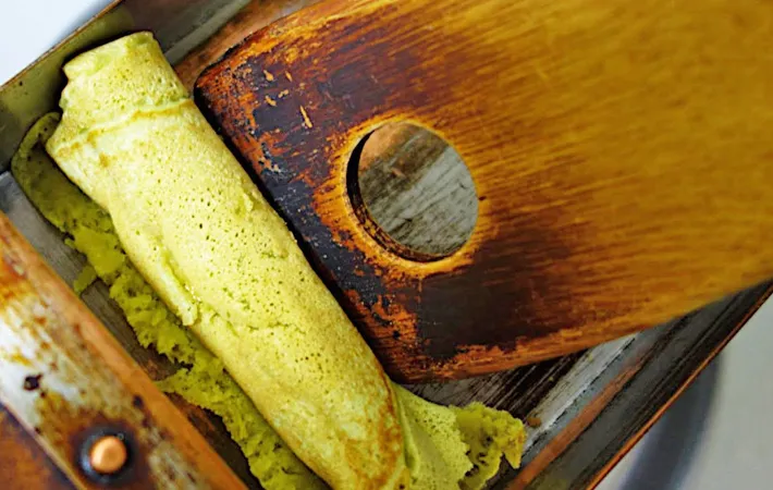 『抹茶バウムクーヘン門松』を作る写真（撮影：エニママ）