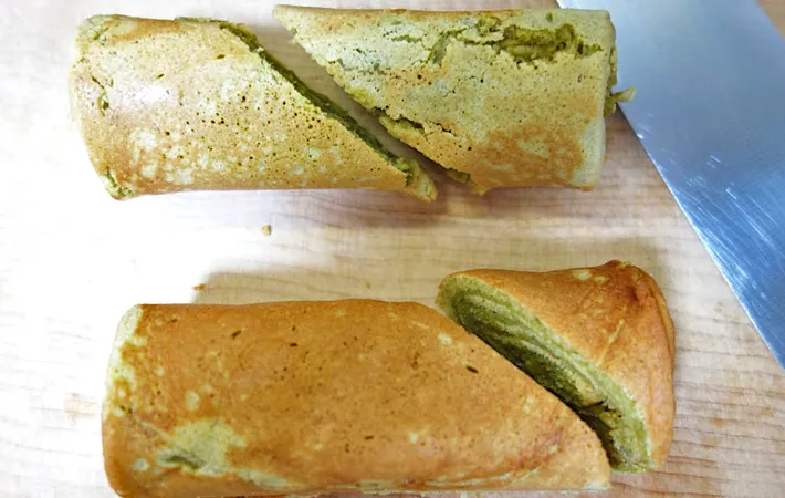 『抹茶バウムクーヘン門松』を作る写真（撮影：エニママ）