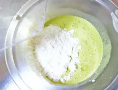 『抹茶バウムクーヘン門松』を作る写真（撮影：エニママ）