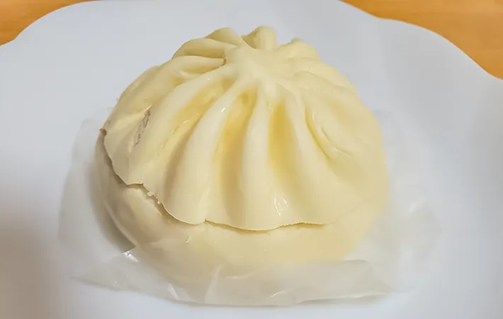 肉まんの横に切りこみを入れた写真（撮影：エニママ）