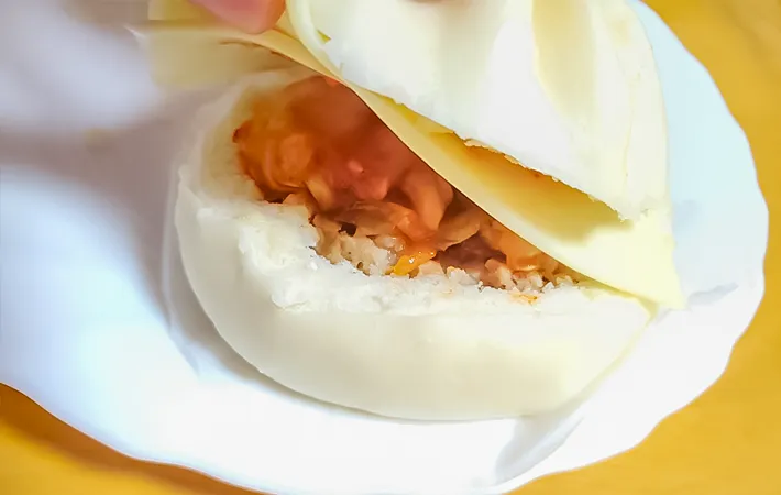 肉まんに具材を挟んだ写真（撮影：エニママ）