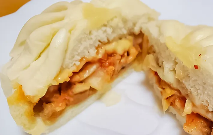 『キムチチーズ肉まん』を盛りつけた写真（撮影：エニママ）