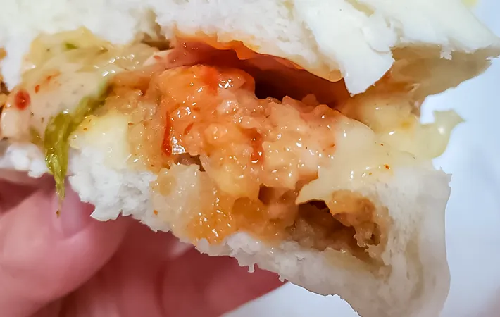 『キムチチーズ肉まん』の断面の写真（撮影：エニママ）