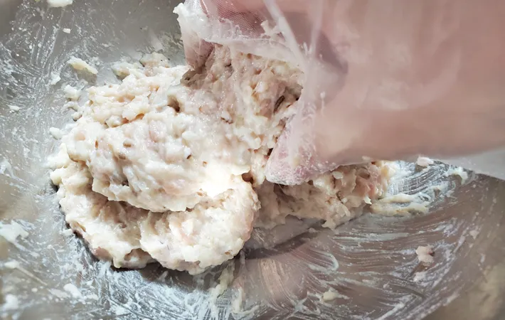 『レンチン一発！ふわふわ肉団子』を作る写真（撮影：エニママ）