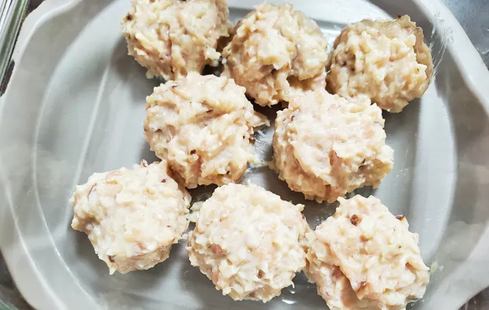 『レンチン一発！ふわふわ肉団子』を作る写真（撮影：エニママ）