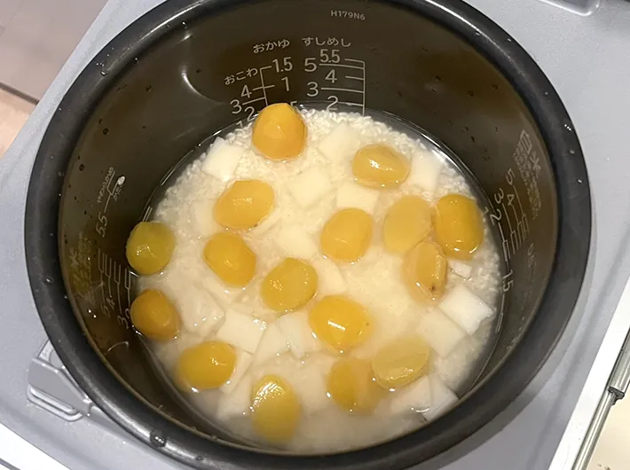 材料を入れた炊飯器の写真（撮影：grape編集部）