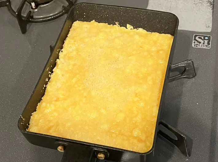 伊達巻の調理写真（撮影：grapeフード編集部）