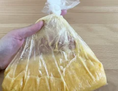 伊達巻の調理写真（撮影：grapeフード編集部）