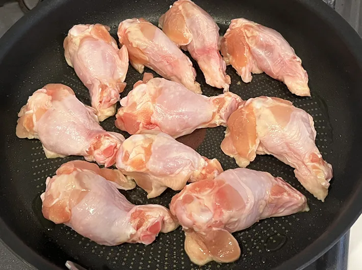 鶏手羽元の照り煮の調理写真（撮影：grape編集部）