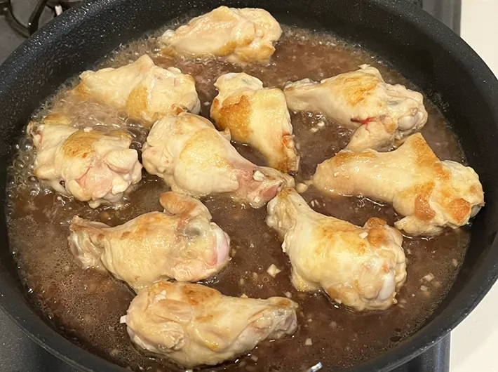 鶏手羽元の照り煮の調理写真（撮影：grape編集部）