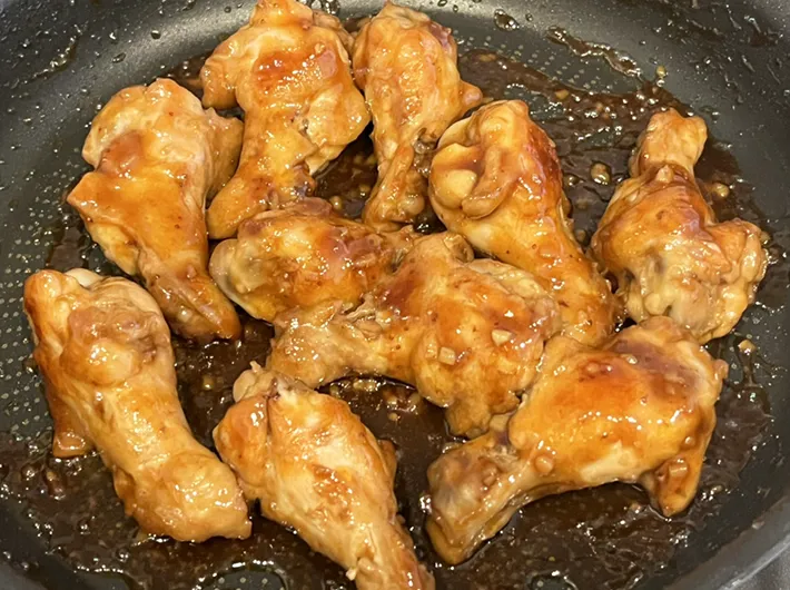 鶏手羽元の照り煮の調理写真（撮影：grape編集部）