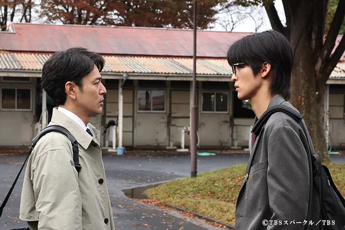 『ザ・ロイヤルファミリー』に出演する妻夫木聡さんと目黒蓮さんが写る場面写真