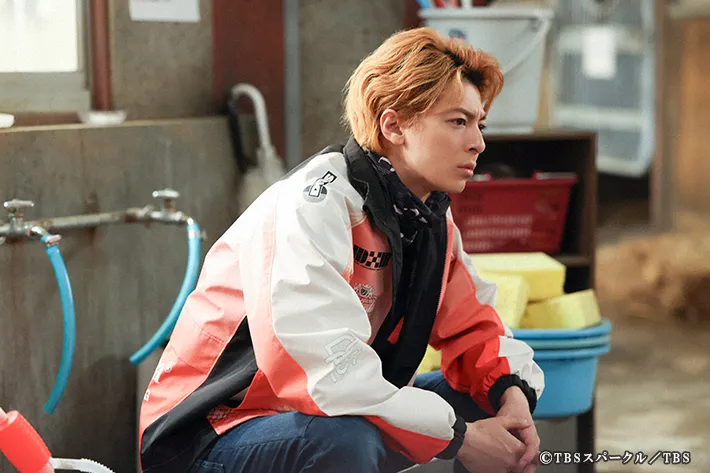 『ザ・ロイヤルファミリー』に出演する高杉真宙さんが写る場面写真