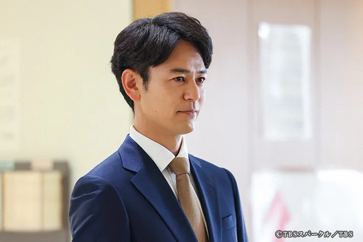 『ザ・ロイヤルファミリー』に出演する妻夫木聡さんが写る場面写真