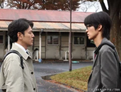 『ザ・ロイヤルファミリー』に出演する妻夫木聡さんと目黒蓮さんが写る場面写真