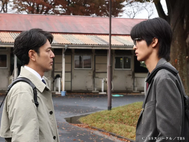 『ザ・ロイヤルファミリー』に出演する妻夫木聡さんと目黒蓮さんが写る場面写真