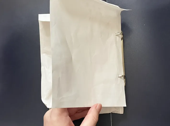 リングファイルに閉じた薬袋の写真（撮影：grape編集部）