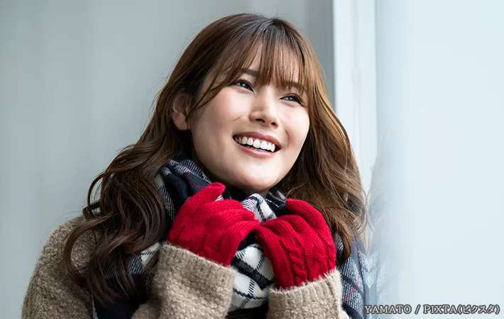 マフラーをする女性の写真