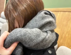 静電気に悩む女性のイメージ（撮影：grape編集部）