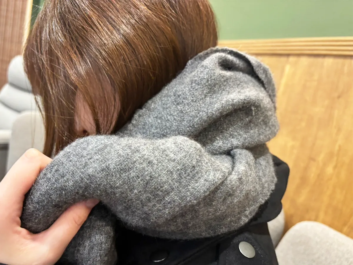 静電気に悩む女性のイメージ(撮影:grape編集部)