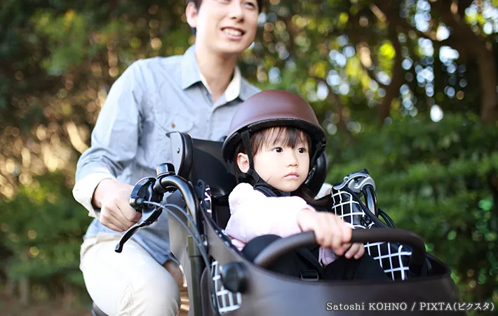 自転車に乗る親子の写真