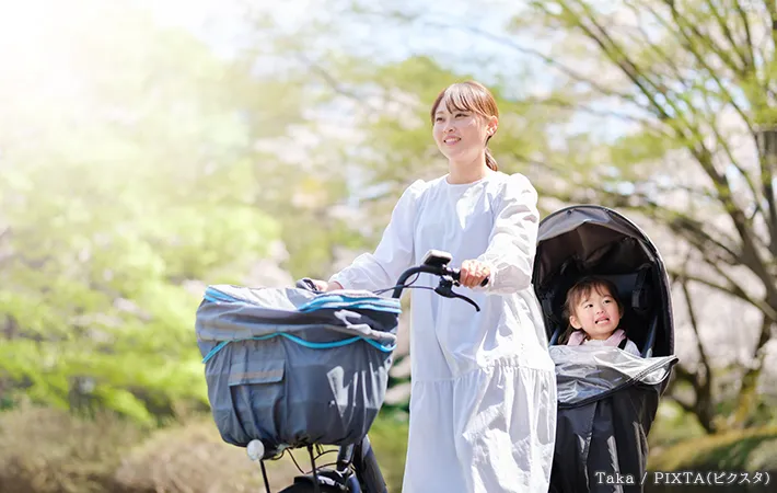 自転車と親子の写真