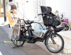 赤ちゃんとチャイルドシートの写真