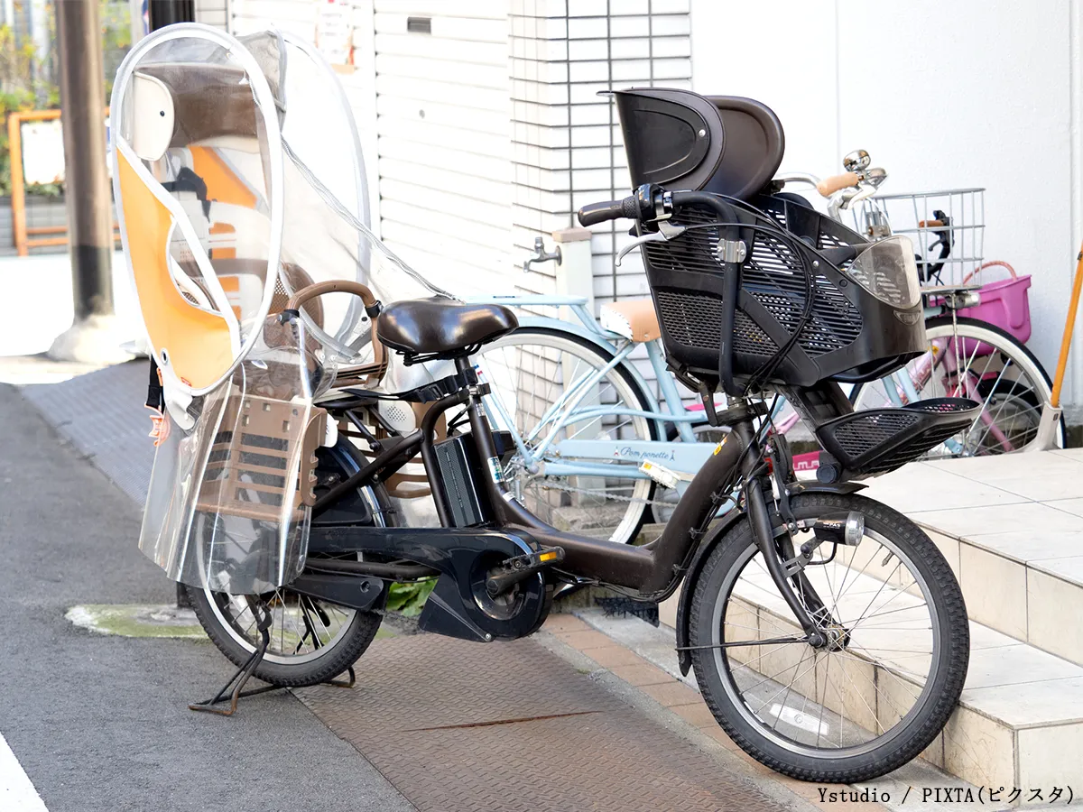 赤ちゃんとチャイルドシートの写真