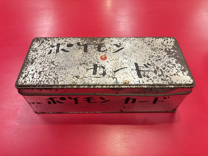 ポケモンカードが入っている缶の画像