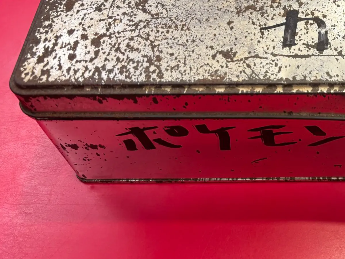 ポケモンカードが入っている缶の画像