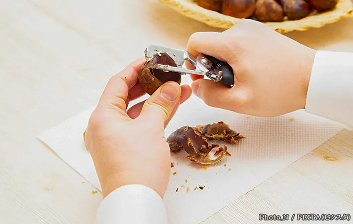 栗の皮剥きをする写真