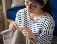 編み物をする女性の写真