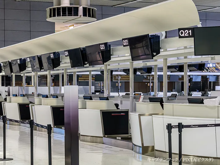 空港のチェックインカウンター