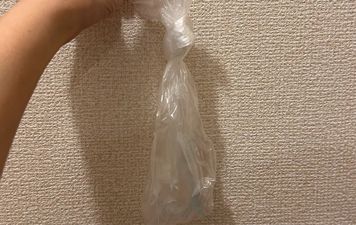 『スクラビングバブル 流せるトイレブラシ』につけていたビニールの画像（撮影：grape編集部）