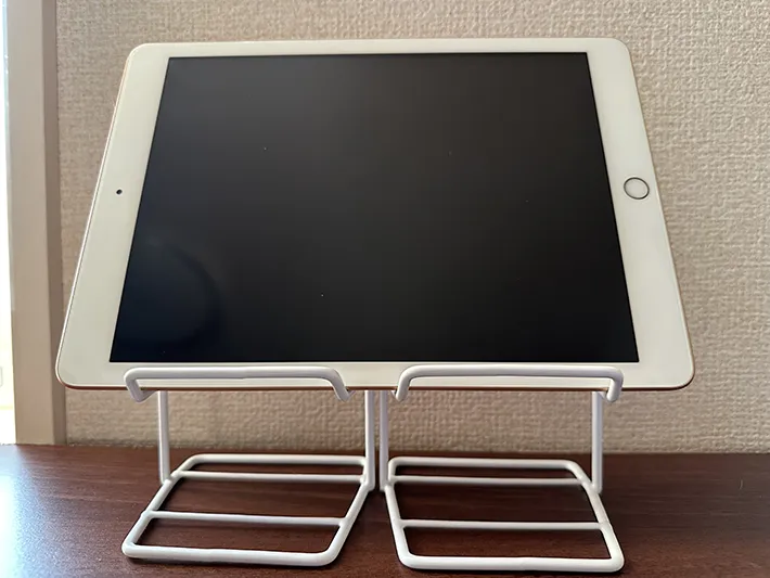 タブレットをのせた『ボトルスタンド』の画像（撮影：grape編集部）