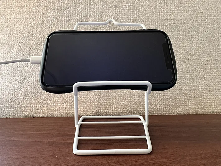 スマホをのせた『ボトルスタンド』の画像（撮影：grape編集部）